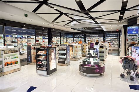 barcelona airport shopping centers.